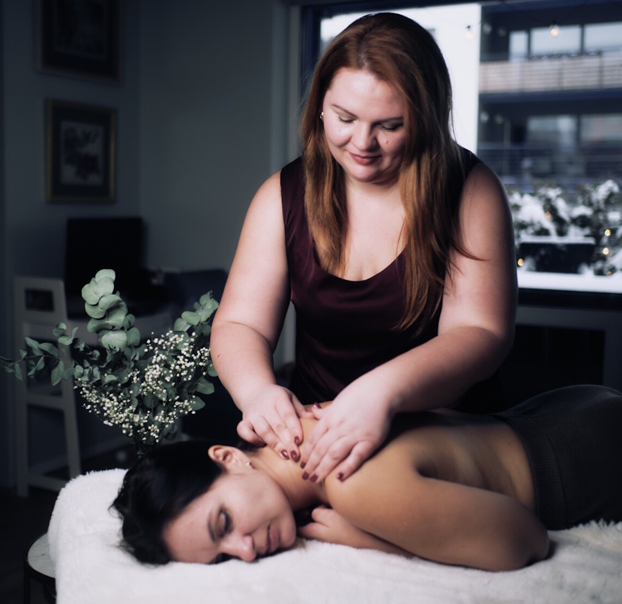 Massaažiterapeut tööprotsessis