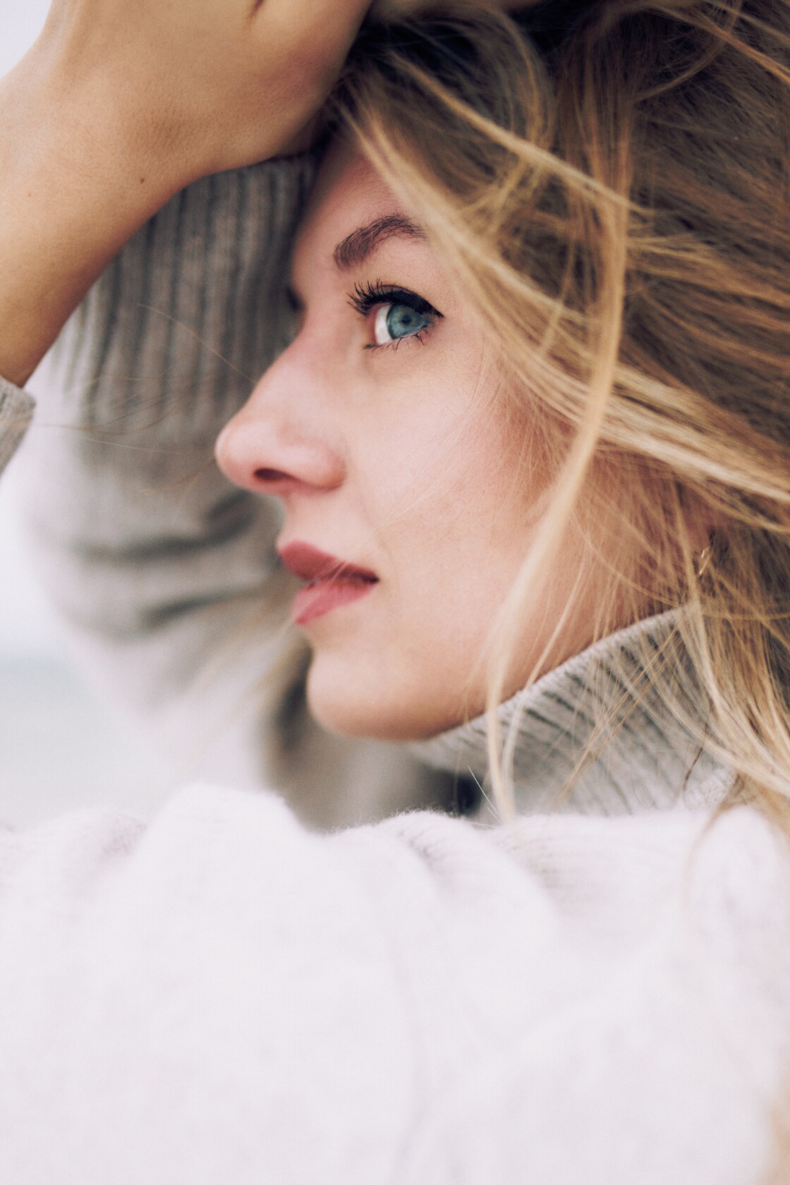 Individuaalportreed portreefotograafia sinisilmsed detailid ja korge krae