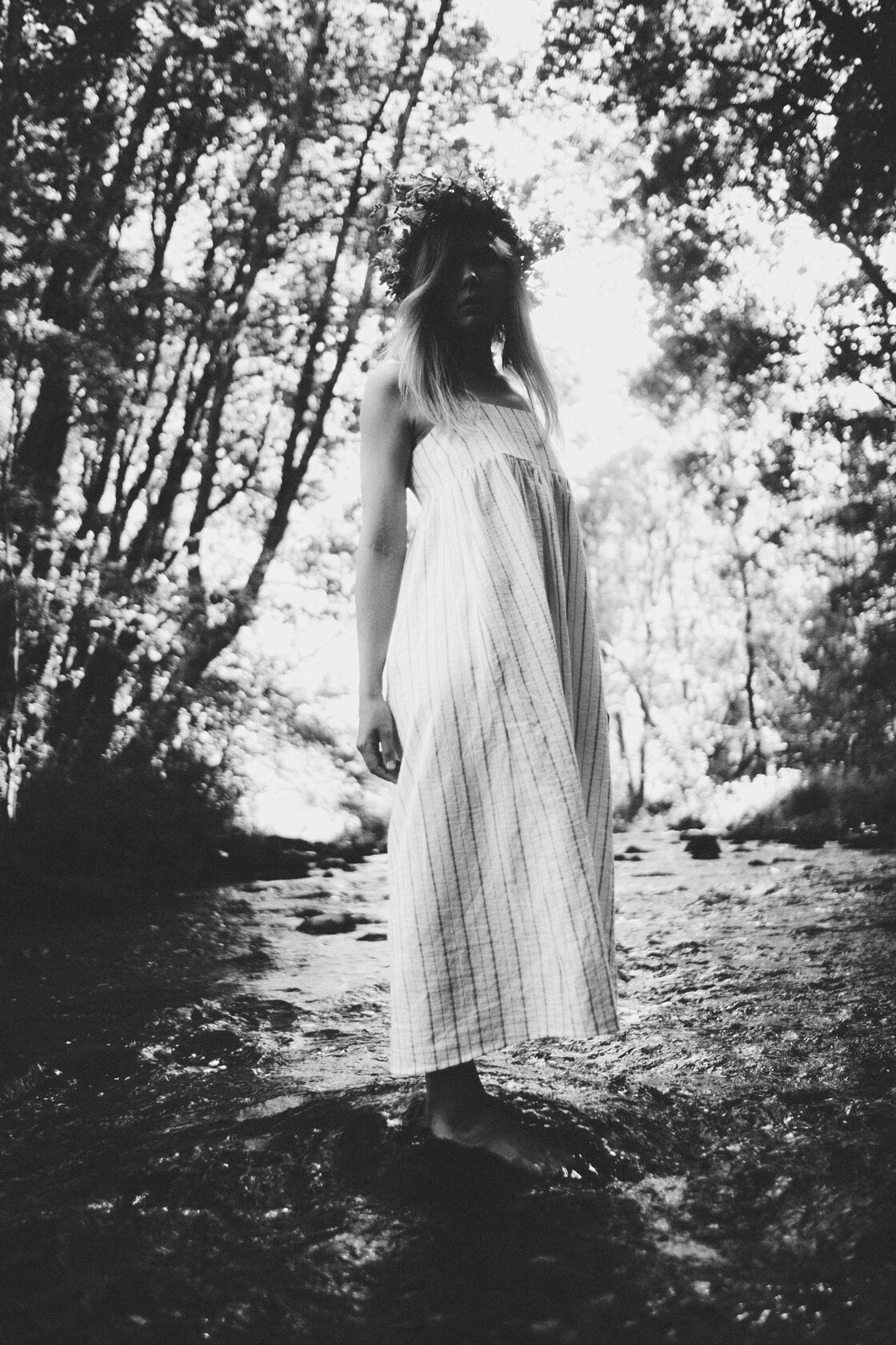 Individuaalportreed portreefotograafia paljajalu margadel kividel lahedalt