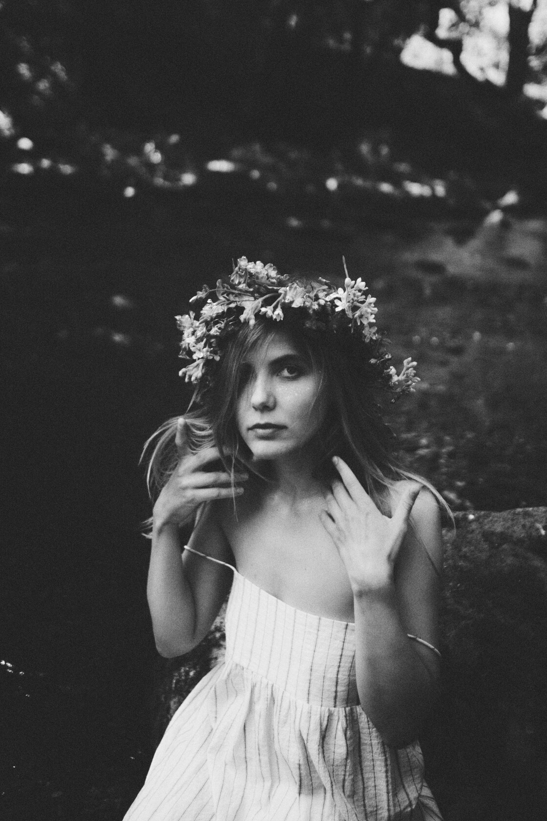Individuaalportreed portreefotograafia krooni all juukseid sattiv neiu