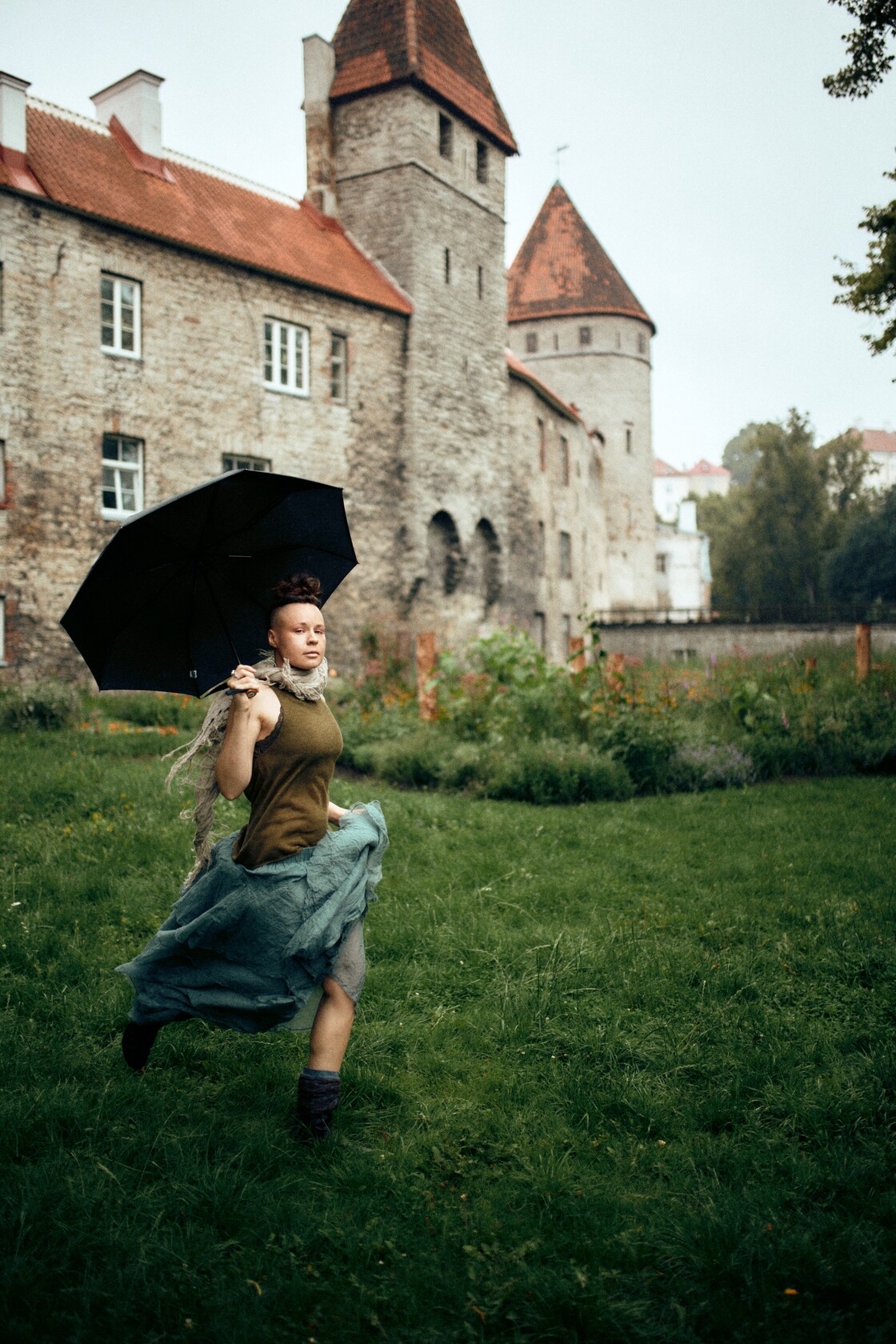 Isikuportree brandiportree must vihmavari ja tormakas jooks