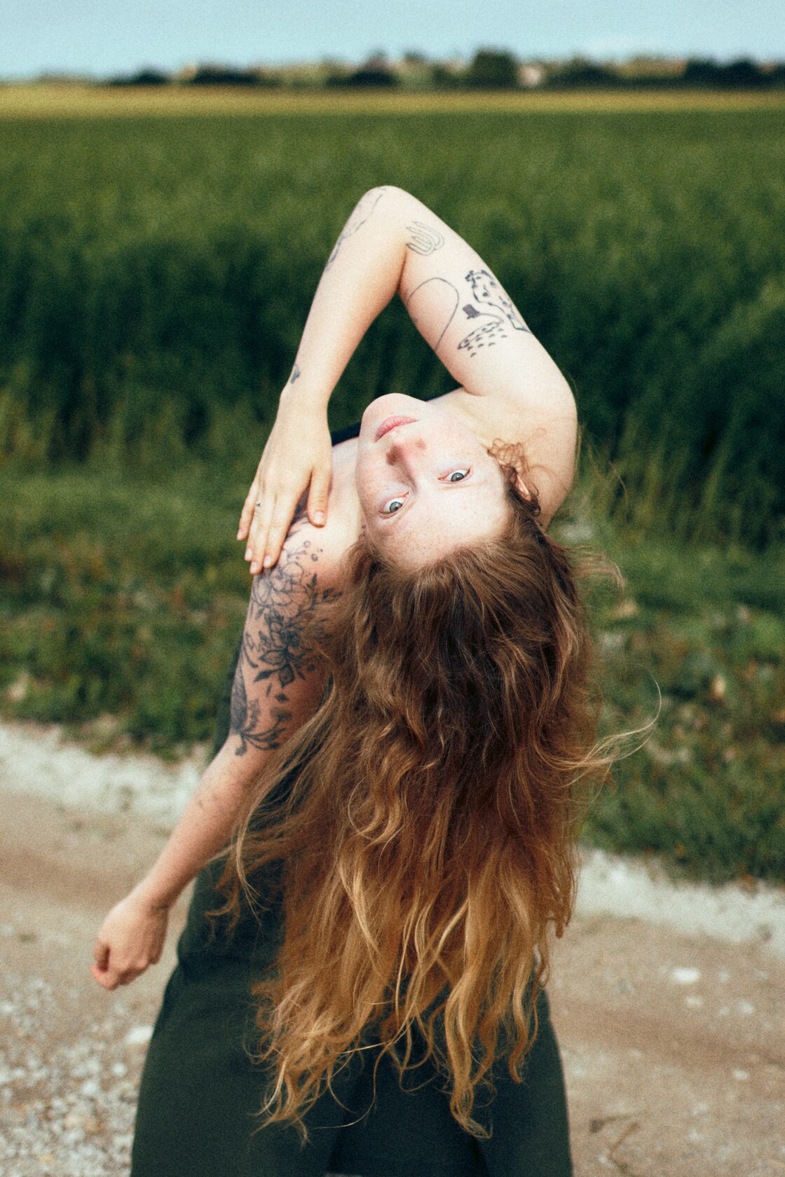 Portreefotod individuaalportreed tagasikaare poos teerajal tatoveeringud esil