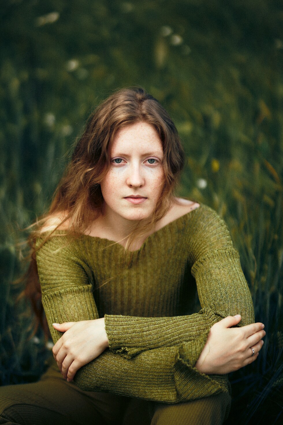 Naine tuulistes põldudes