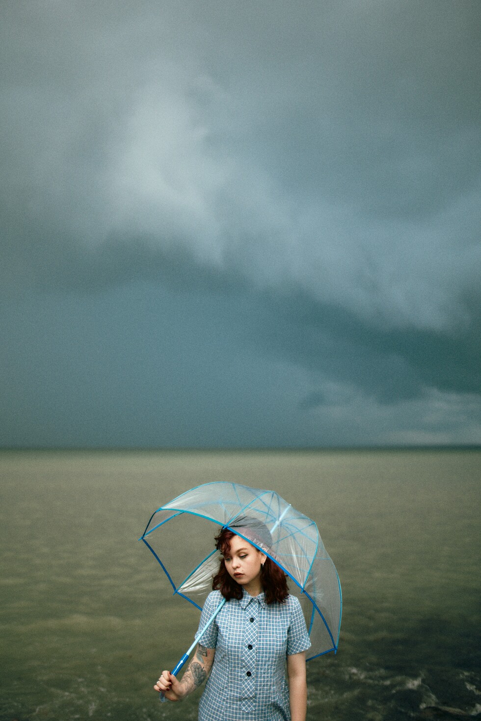 Tormised portreed vihmavarjuga