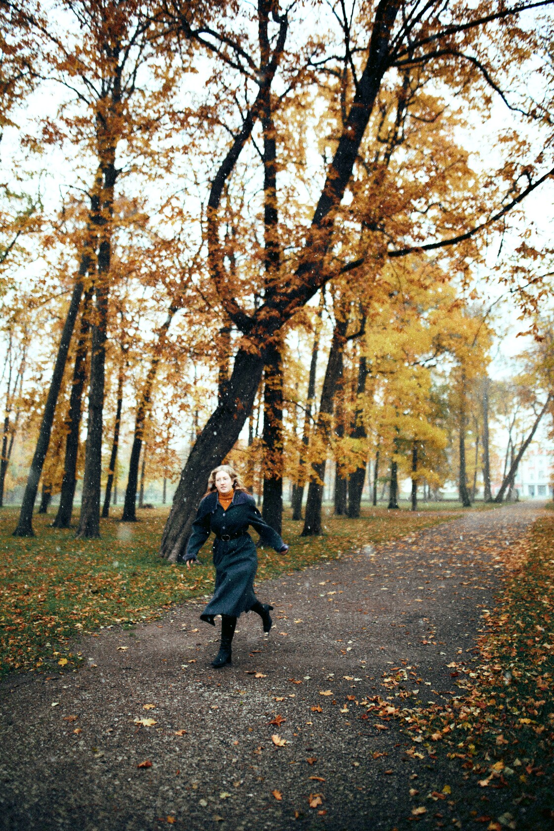 Individuaalportreed portreefotograafia roomus jooks margadel sugislehtedel