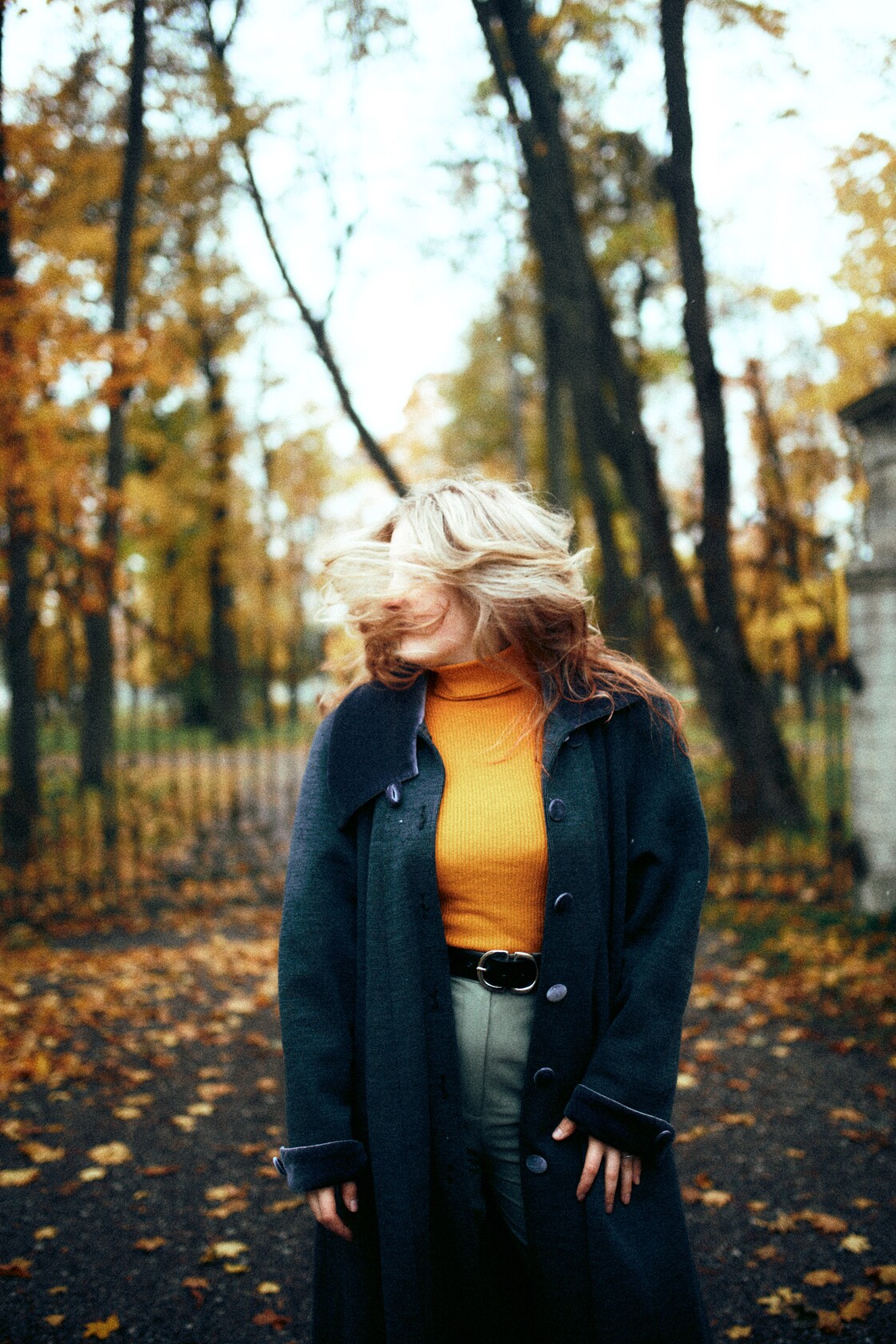 Individuaalportreed portreefotograafia tuul viib juuksed kuub avatud