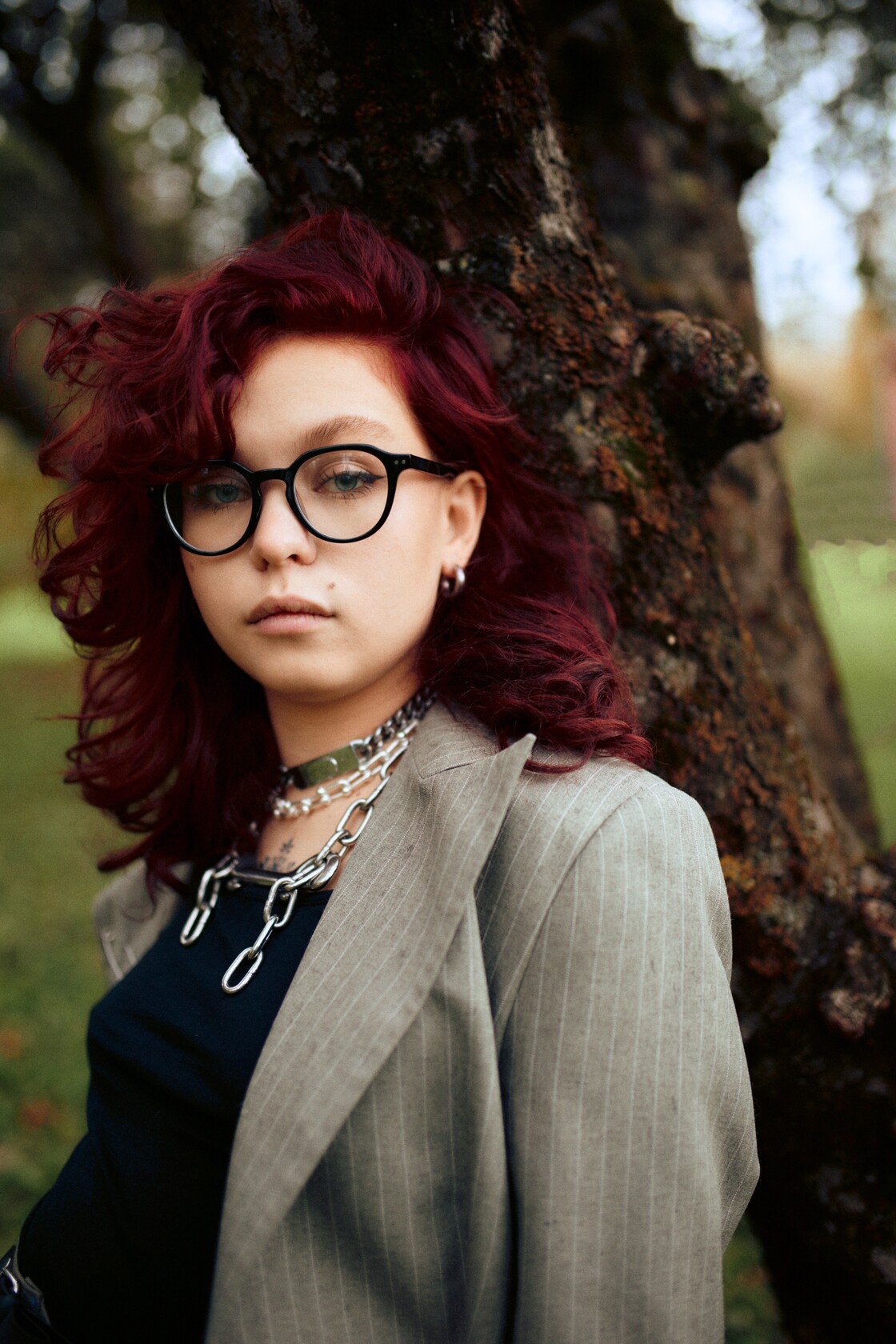 Individuaalportree portreefotod punased lokid prillid ja ketid