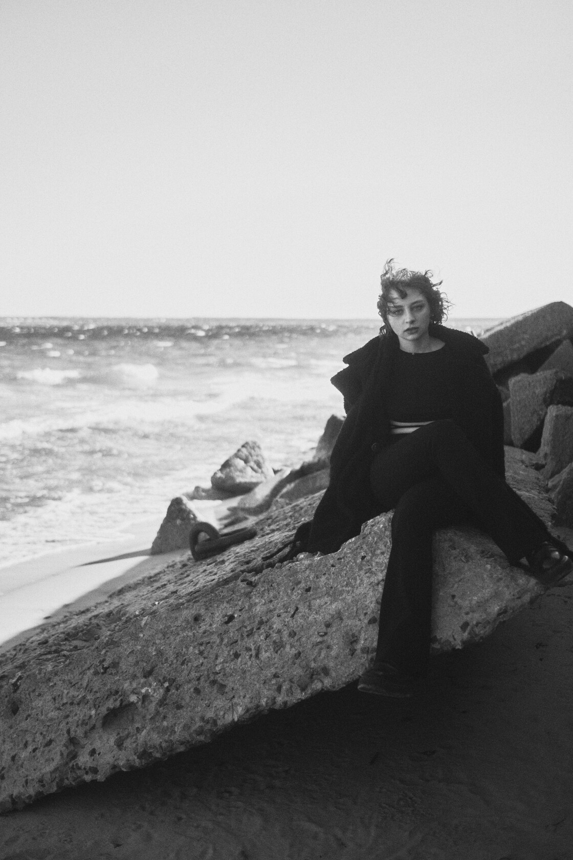 Portreefotod individuaalportreed kaldus plaadil rahutu meri ees