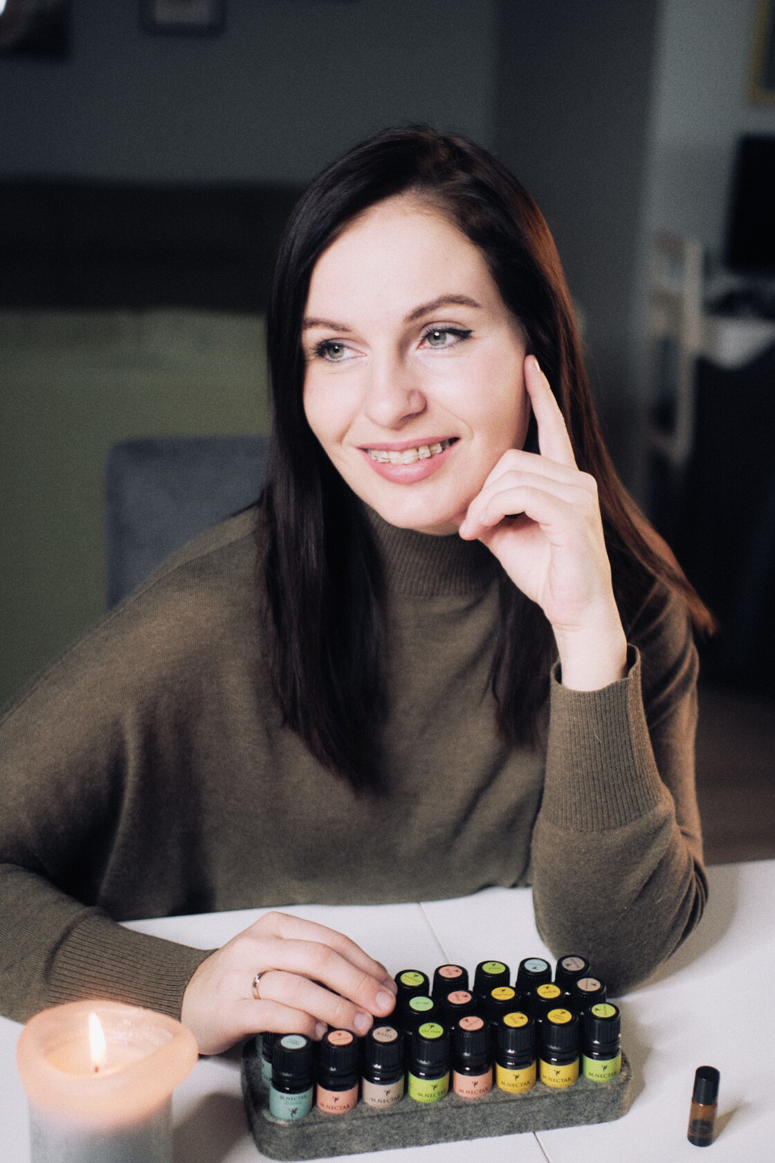 Persoonibrandi fotograafia motisklus kuunlatule ja kollektsiooni keskel