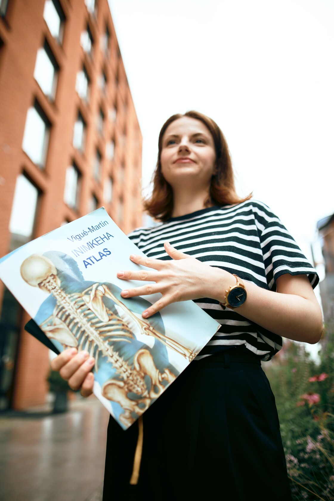 Persoonibrandi fotograafia anatoomiaraamatuga sihiline madalvoteline hoiak