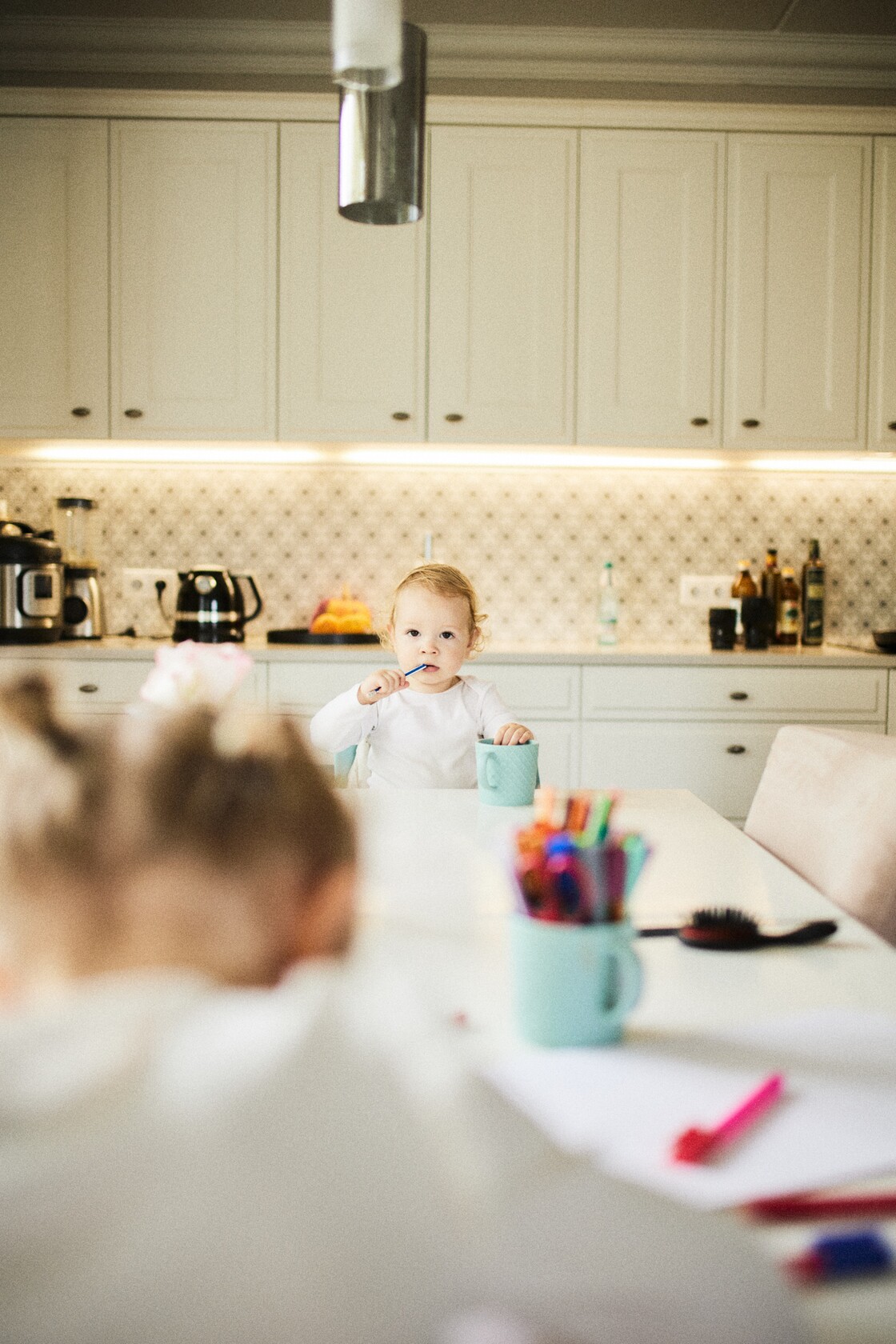 Perepildistamine peresessioon vaikelaps joogi ja lusikaga laua aares