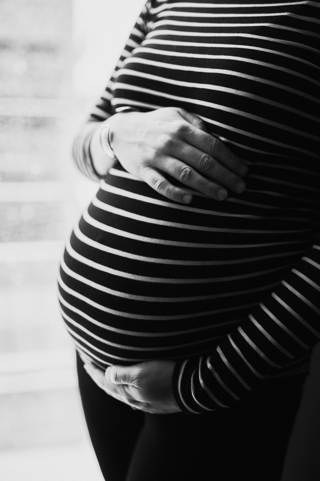Peresessioon perefoto kaitsvad peopesad triibutel beebikohul