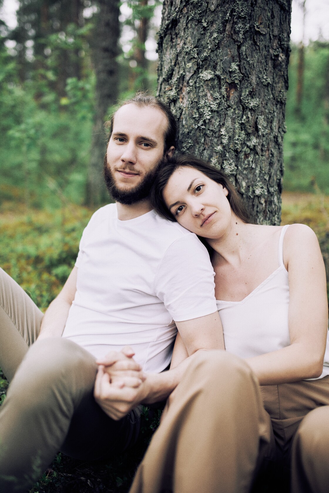 Paarifotod paarisessioon puhake kahekesi tuve varjus