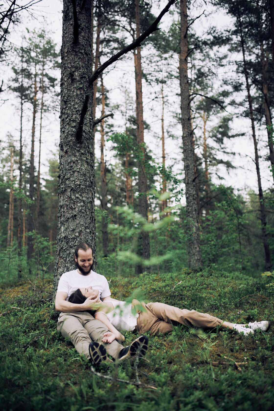 Paarifotod paarisessioon rahulik ornus metsasambla kohal