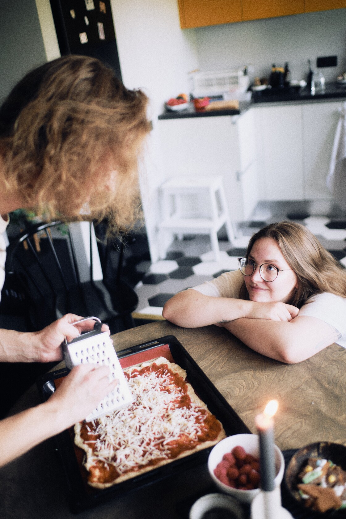 Paarifotograafia paarisessioon riivjuust sajab pilk hellalt korval