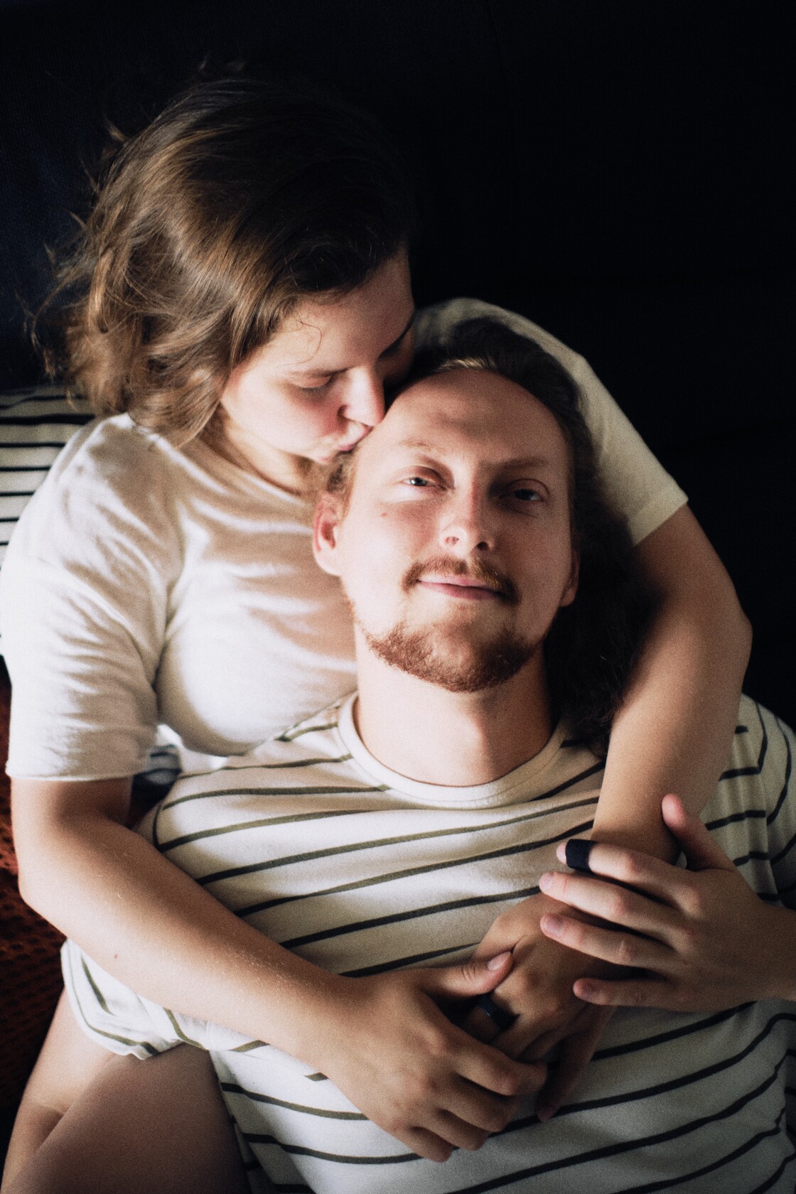 Paarifotograafia paarisessioon otsmikupai ja soe pilk diivanil