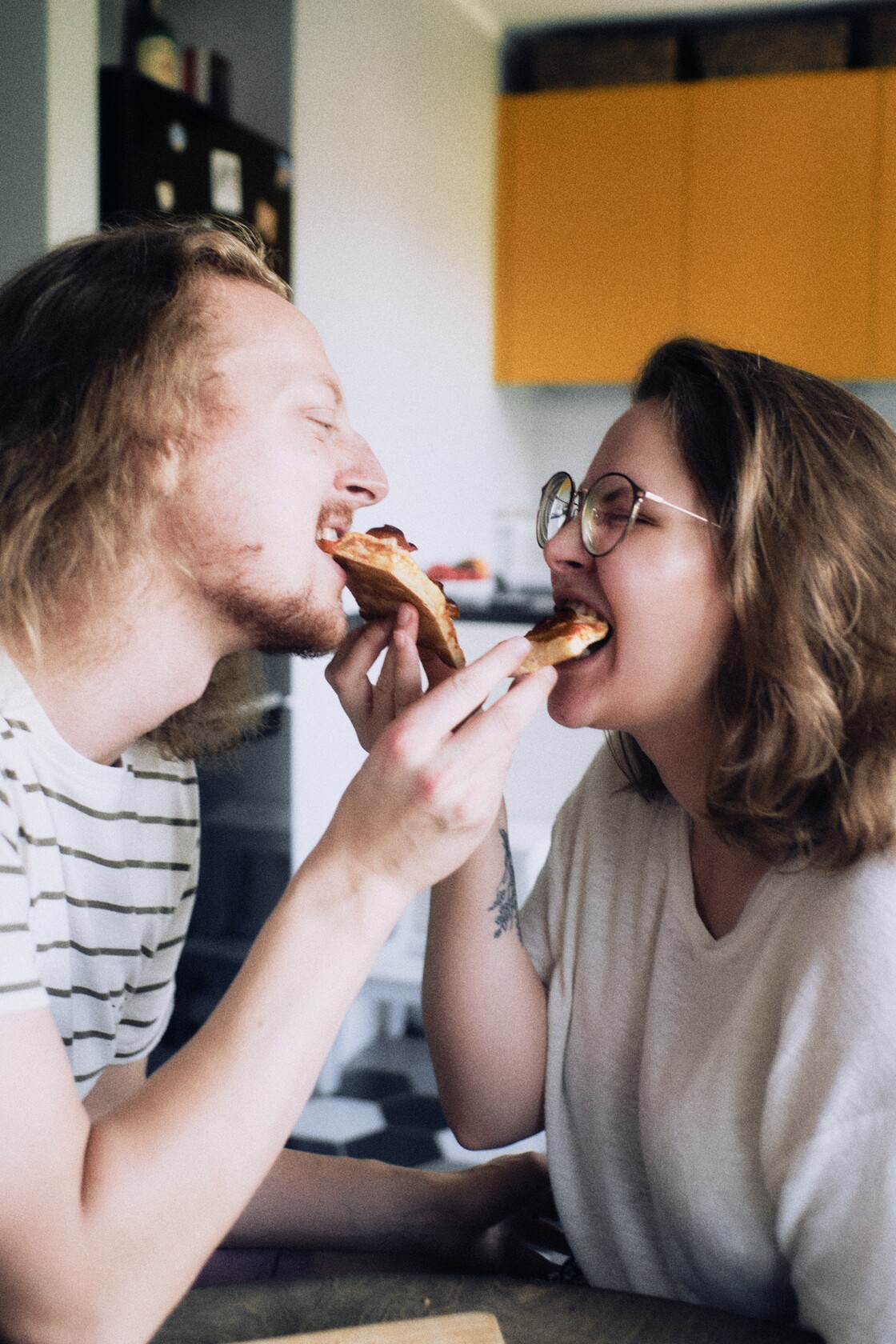 Paarifotograafia paarisessioon ulakas loigupakkumine sormed poimunud
