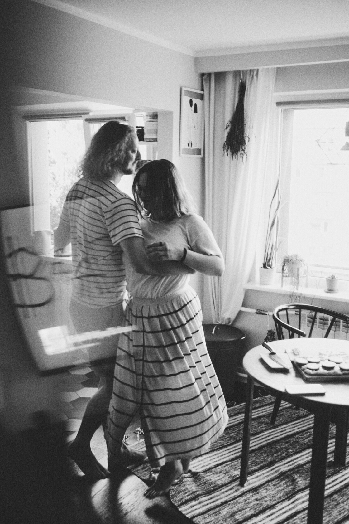 Paarifotograafia paarisessioon koogis aeglane poordtants monokroomselt
