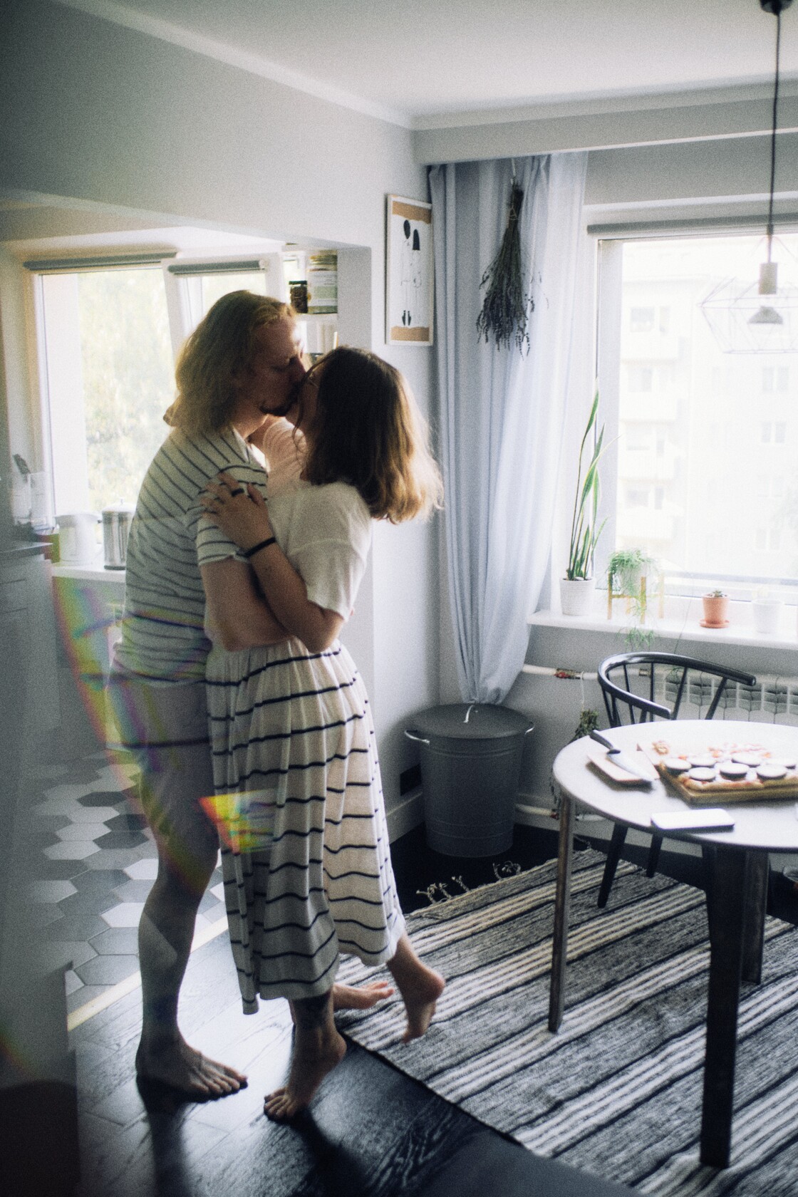 Paarifotograafia paarisessioon toimetuste vaheline hell hetk varvikoes