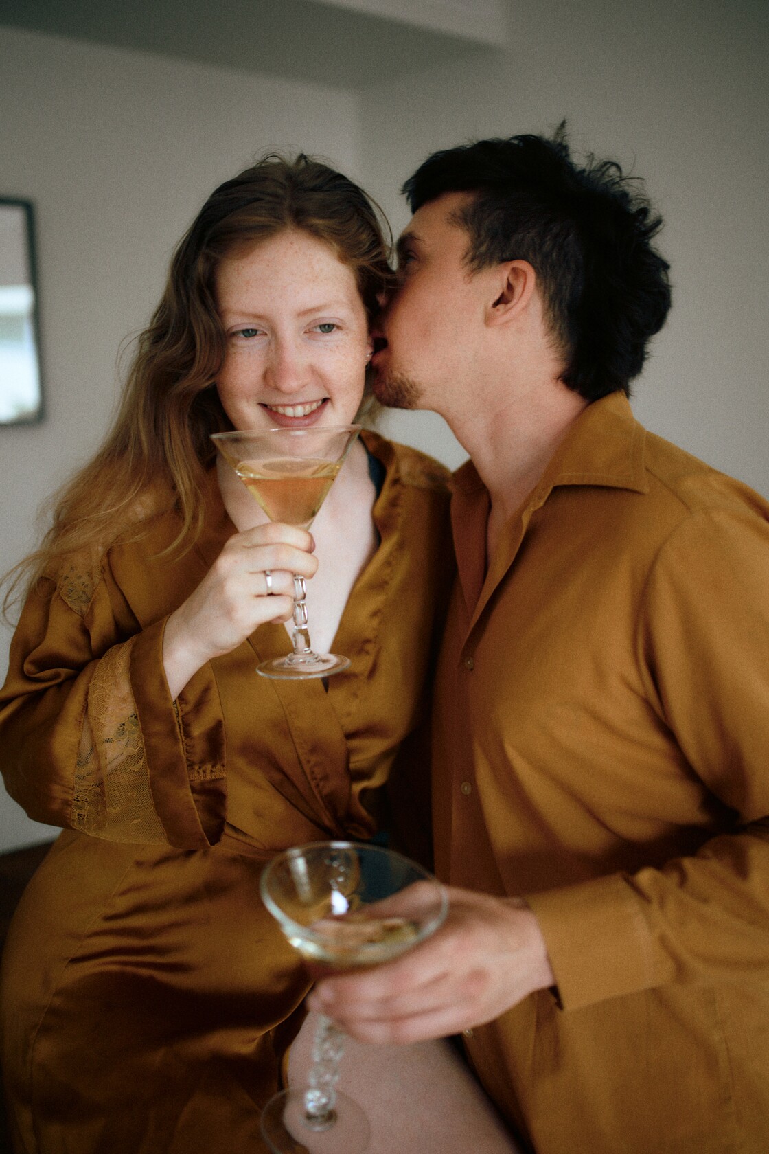 Paarifotograafia paarisessioon kokteiliroom ning posesuudlus pokaalidega