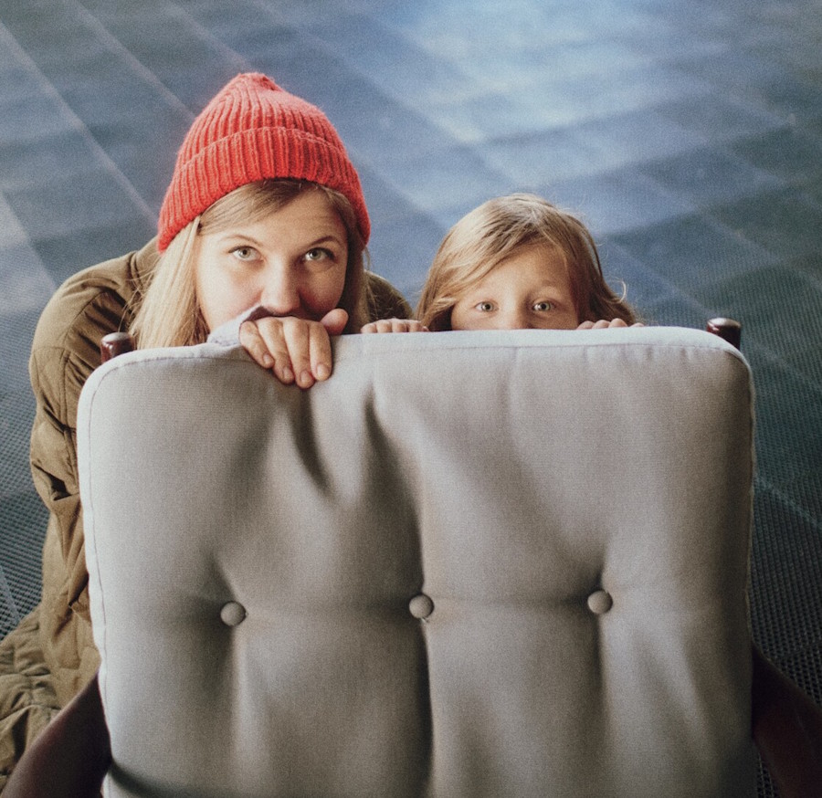 Ema lapsega mängivad peitu