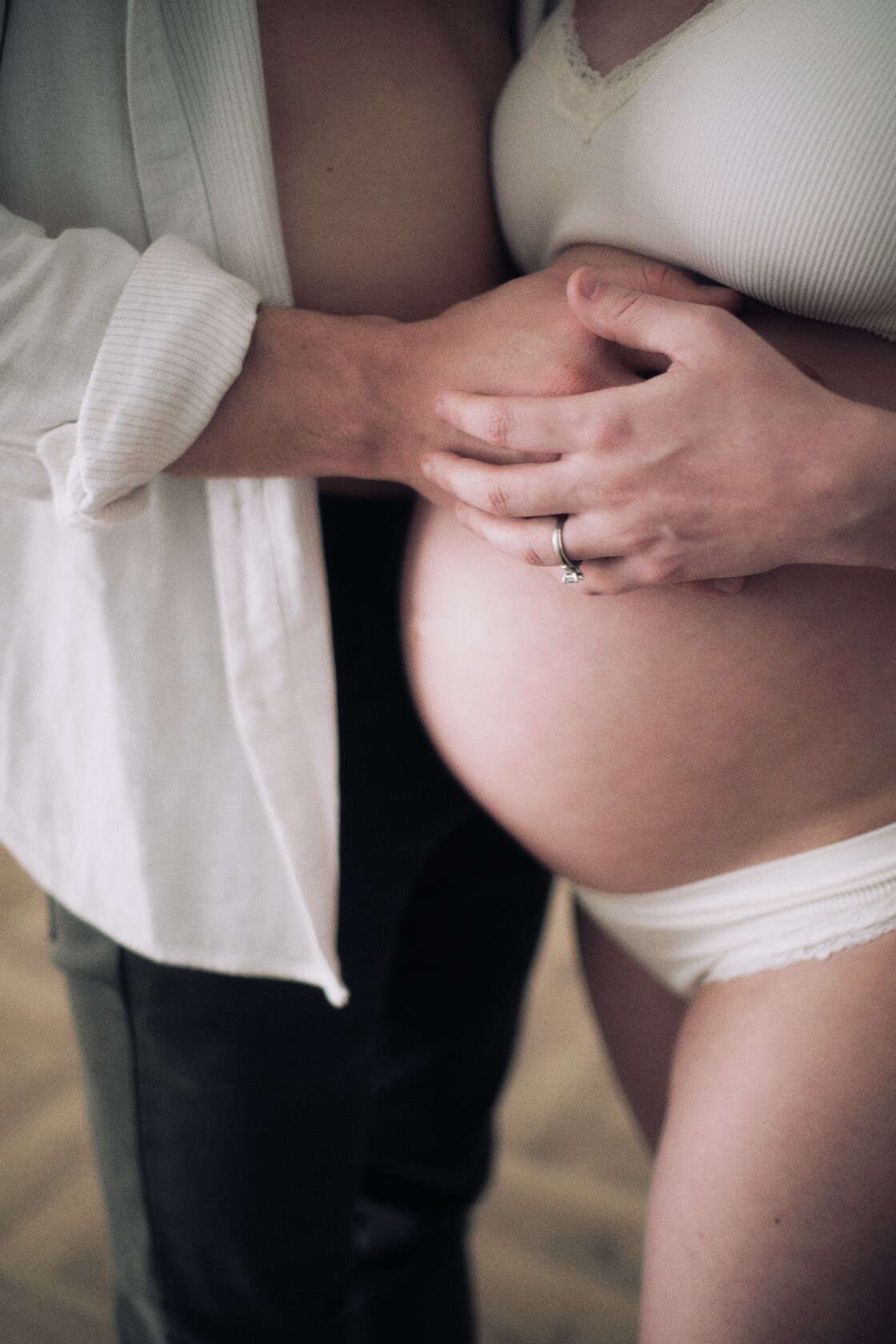 Beebiootuse pildistamine sormused poimunud kaed umara joonega