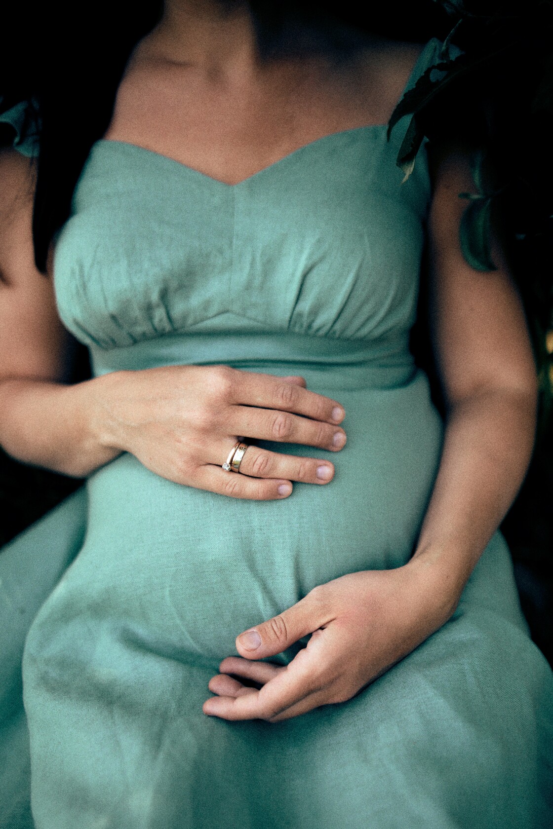 Rasedusfotosessioon beebiootus abielusormus helgib kohul detail