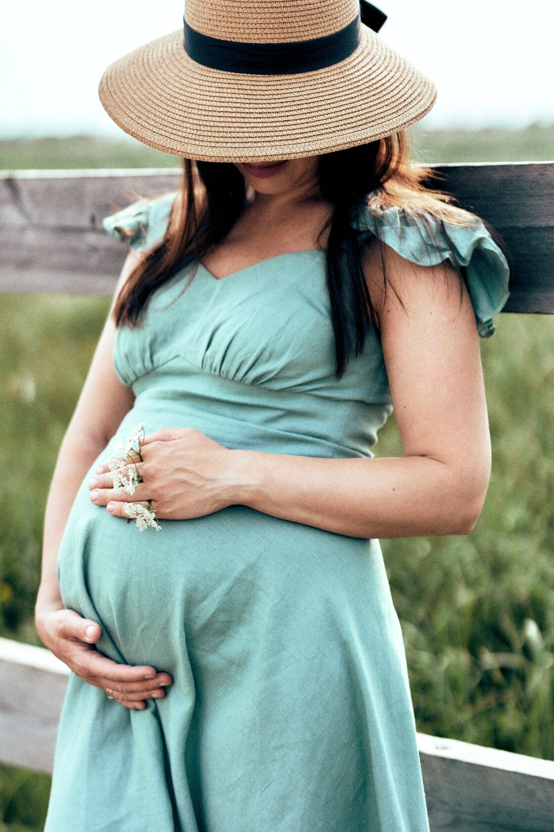 Rasedusfotosessioon beebiootus karbitud kaader kubar varjab nagu