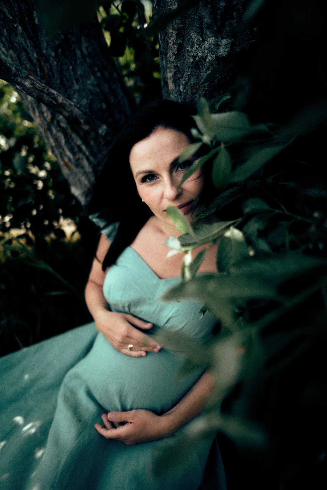 Rasedusfotosessioon beebiootus portree lehtede vahel soe pilk