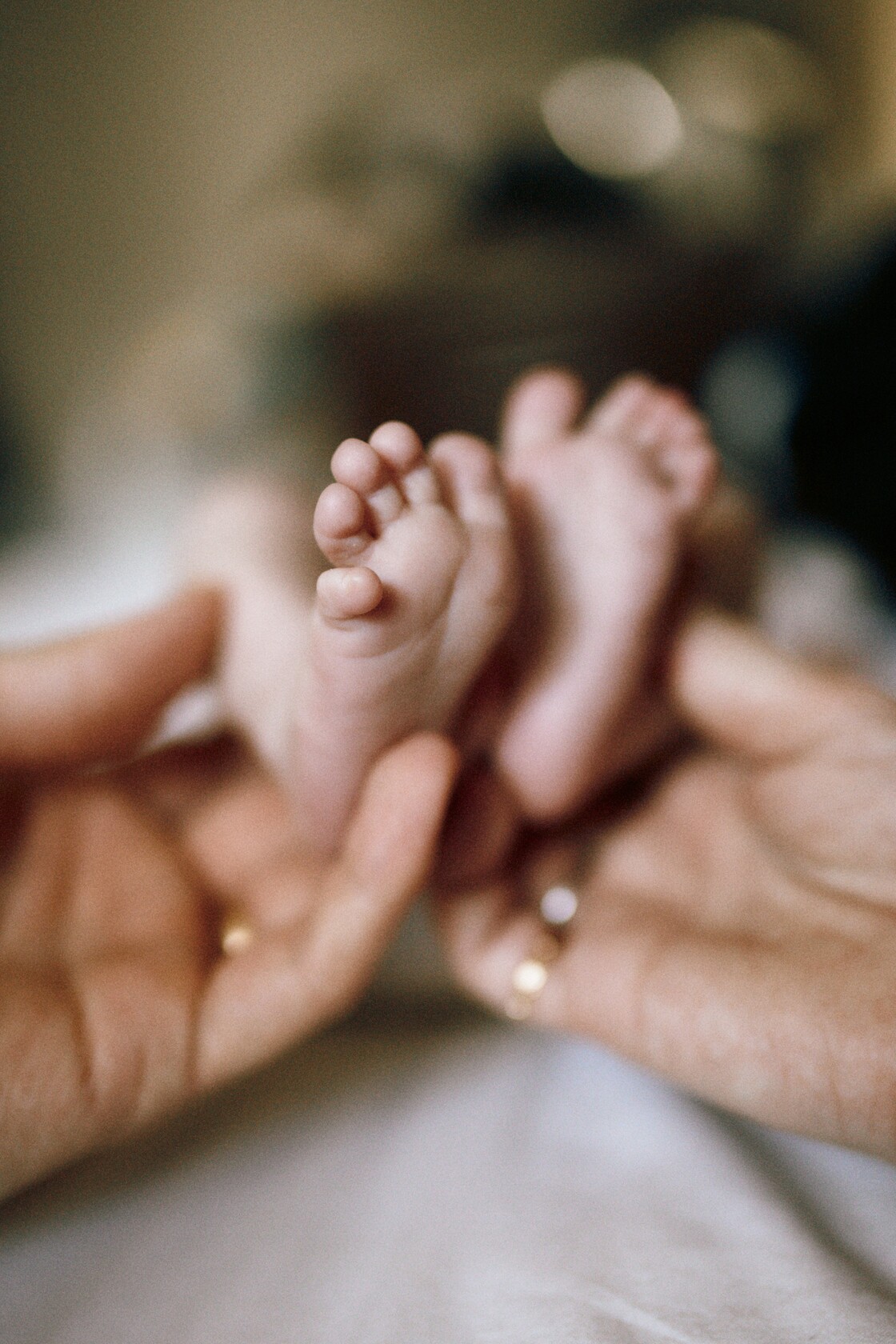 Vastsundinu pildistamine beebifotod sormused raamistavad tillukesi jalgu