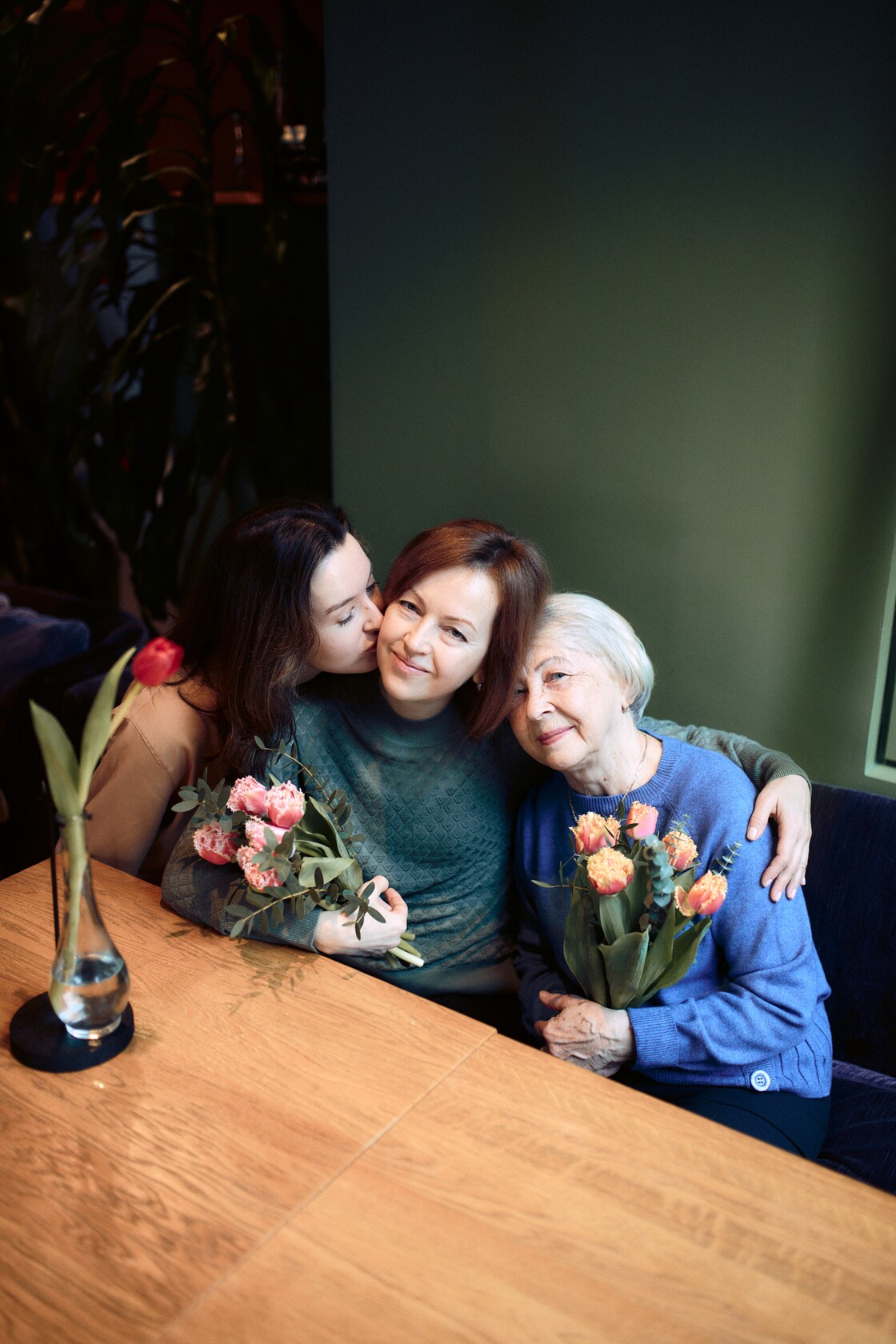 Emadepaeva fotosessioon emadusfotograafia suudlus keskmes peod uhenduses