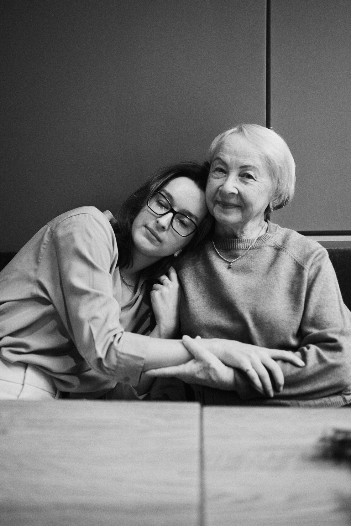 Emadepaeva fotosessioon emadusfotograafia pehme toetus vanaema olale