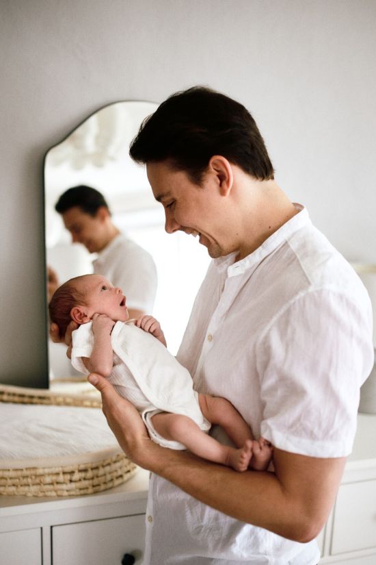 Vastsundinu pildistamine beebifotod isa sules esimene pilguvahetus yugaphoto