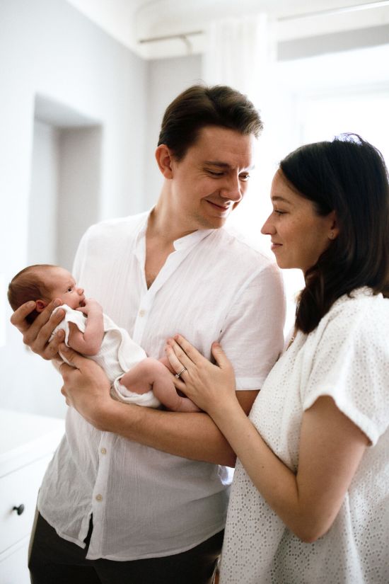 Vastsundinu pildistamine beebifotod vanemad koos vastsundinu hellas hoius yugaphoto