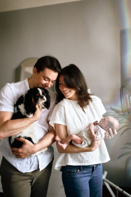 Vastsundinu pildistamine beebifotod koer ja beebi roomus pere yugaphoto