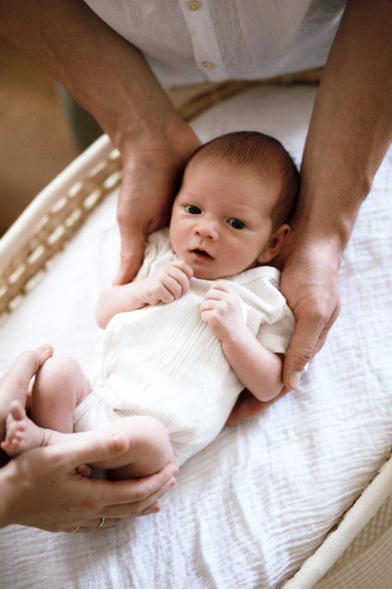 Vastsundinu pildistamine beebifotod kahe kae vahel uudishimulik pilk yugaphoto