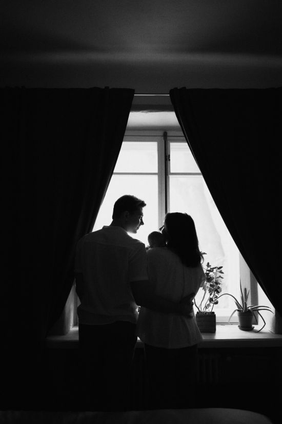 Vastsundinu pildistamine beebifotod aknaaarne siluett kolmes koos yugaphoto