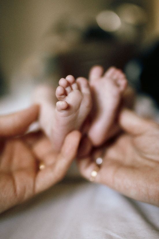 Vastsundinu pildistamine beebifotod sormused raamistavad tillukesi jalgu yugaphoto