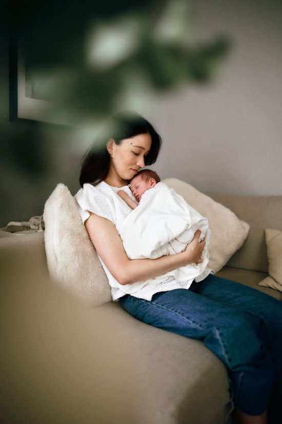 Vastsundinu pildistamine beebifotod diivanil mahitud beebi rahu yugaphoto