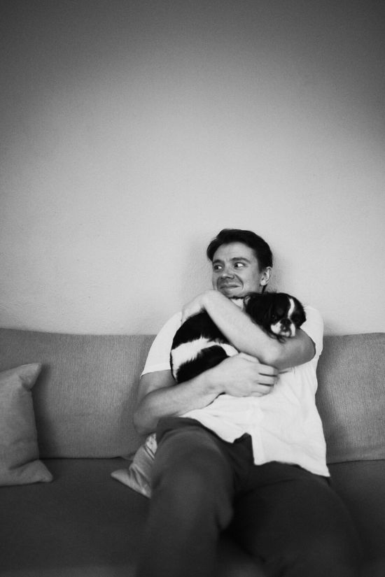 Vastsundinu pildistamine beebifotod isa ja koer vaiksel hetkel yugaphoto