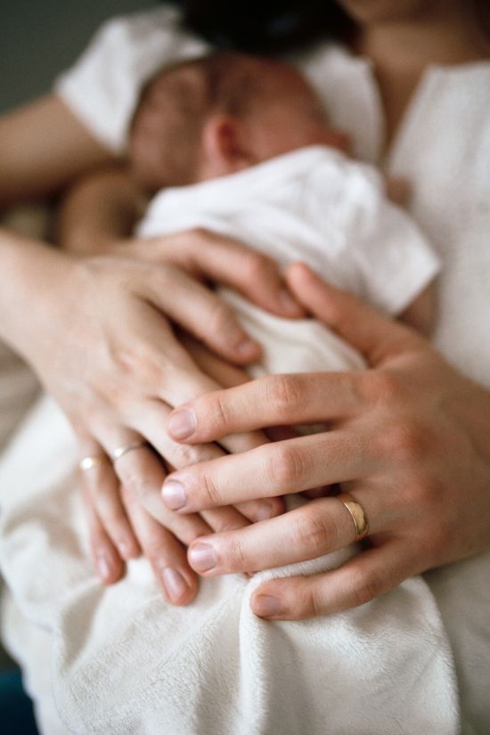 Vastsundinu pildistamine beebifotod poimunud kaed beebitekil ja sormused yugaphoto