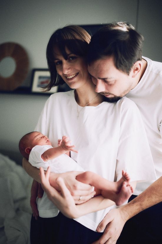 Vastsundinu fotosessioon pereportree soojade naeratuste saatel yugaphoto