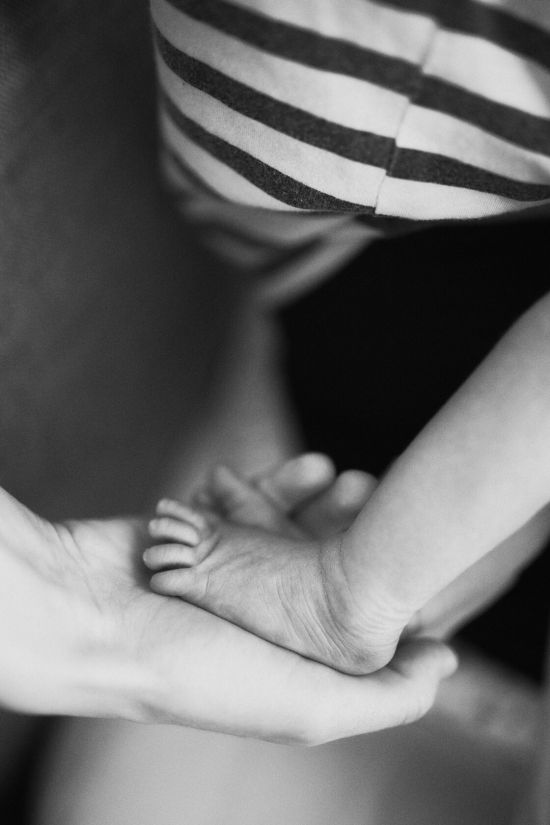 Vastsundinu fotosessioon beebivarbad hellalt peopesale toetumas yugaphoto