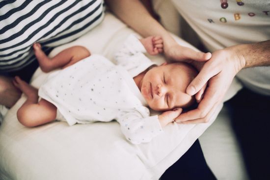 Vastsundinu fotosessioon kaks katt raamimas tillukest nagu yugaphoto