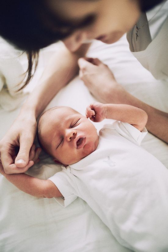 Vastsundinu fotosessioon orn sormehaare valges bodis yugaphoto