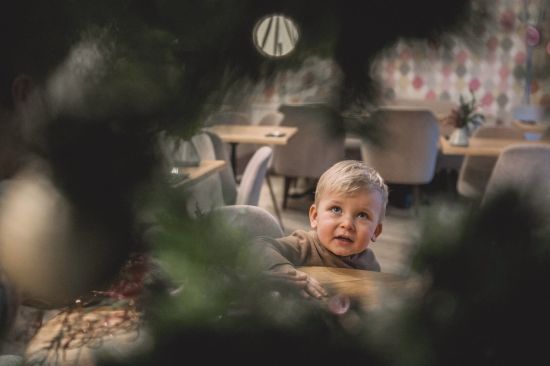 Väikelaps pere jõulusessioonil stuudios <i>| Pildistatud 12.2019</i>